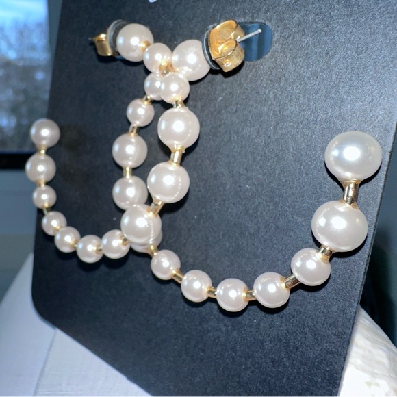 J. Crew - Oversized Pearl and gold Hoop earrings. - Picture 2 of 4